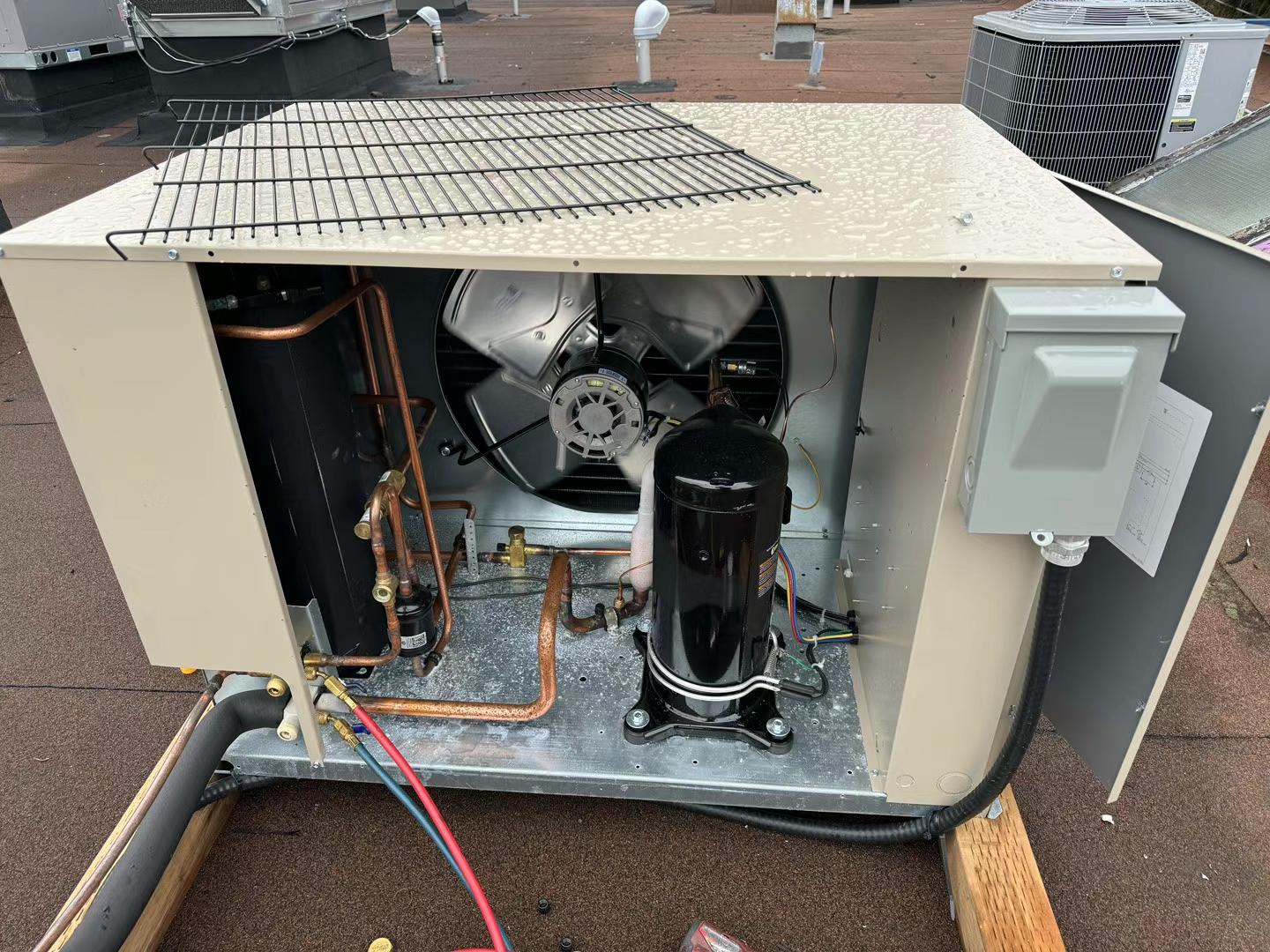 Rooftop condensing unit for Big Way Kerrisdale cooler system